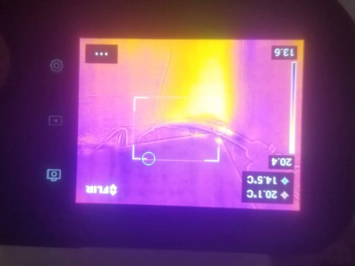 thermal imaging camera screen showing underfloor heating pipework anomaly during leak detection