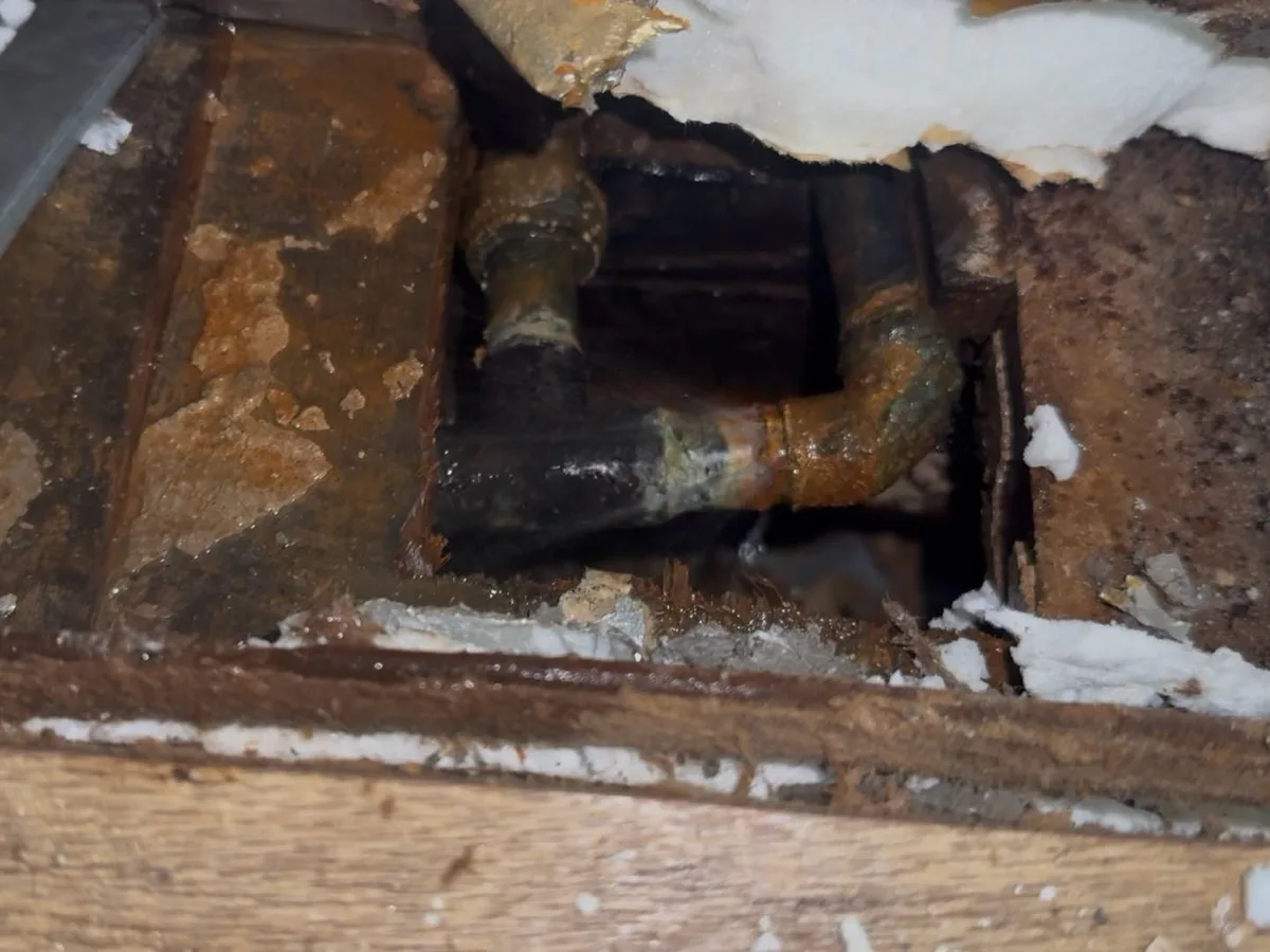 leak located at blown 15mm copper elbow fitting separated beneath kitchen floorboards