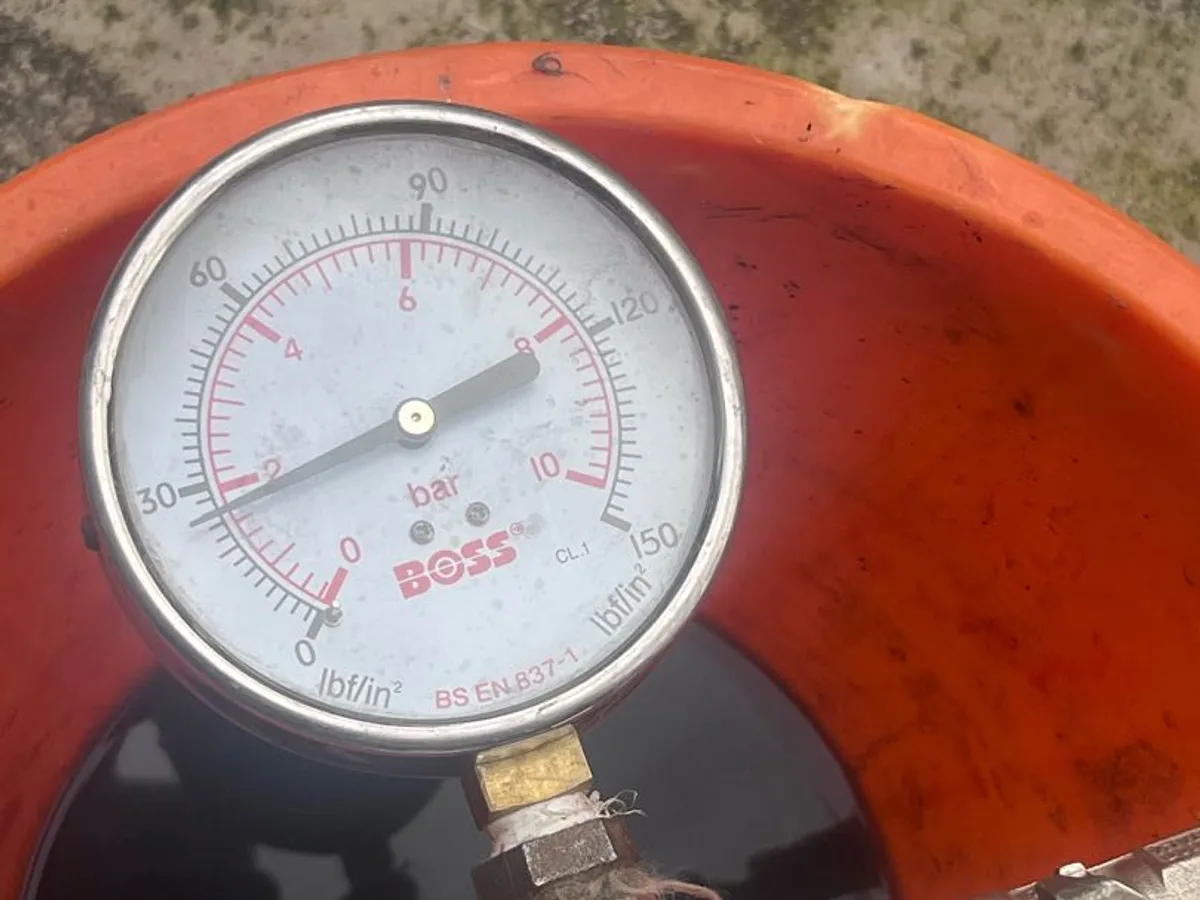 pressure gauge on test rig showing near-zero bar reading during leak detection investigation