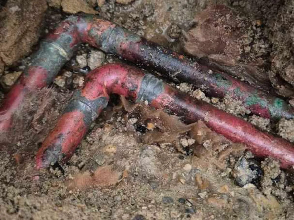leak located at corroded 15mm copper heating pipes exposed beneath dining room screed
