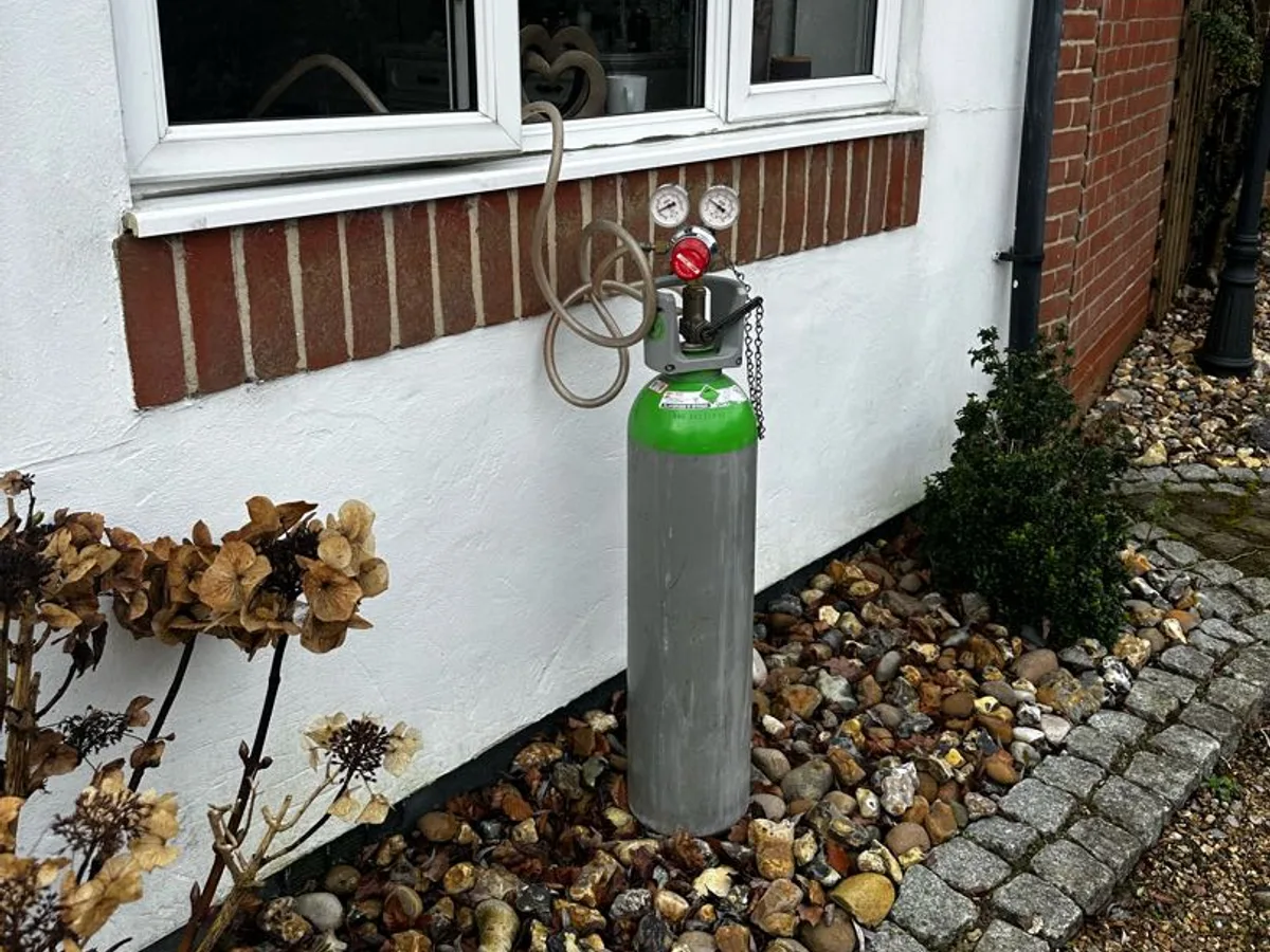tracer gas cylinder connected to bedroom radiator pipework during leak detection