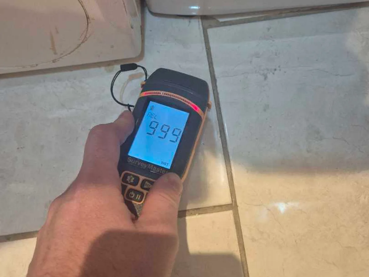 moisture meter reading of 999 at bathroom floor tiles during leak detection