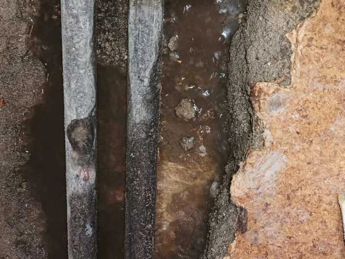 leak located at cracked 28mm copper heating pipe exposed beneath concrete floor in hallway