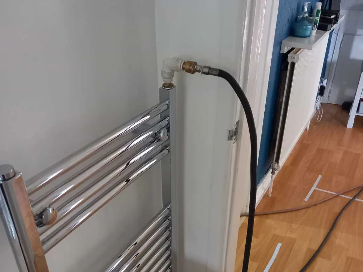 tracer gas hose connected to downstairs WC radiator valve during leak detection