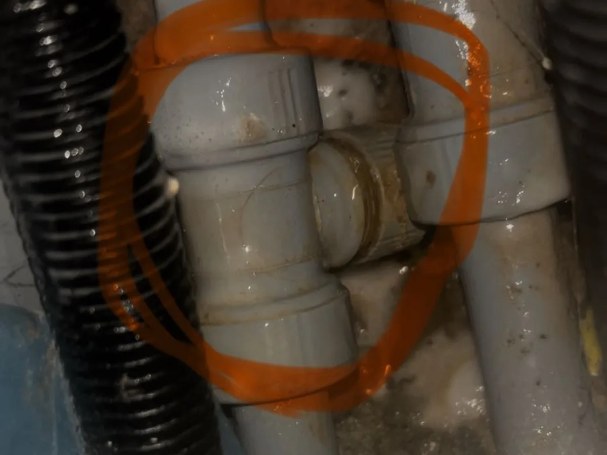 leak located at push-fit tee fitting that has come apart inside kitchen boxing