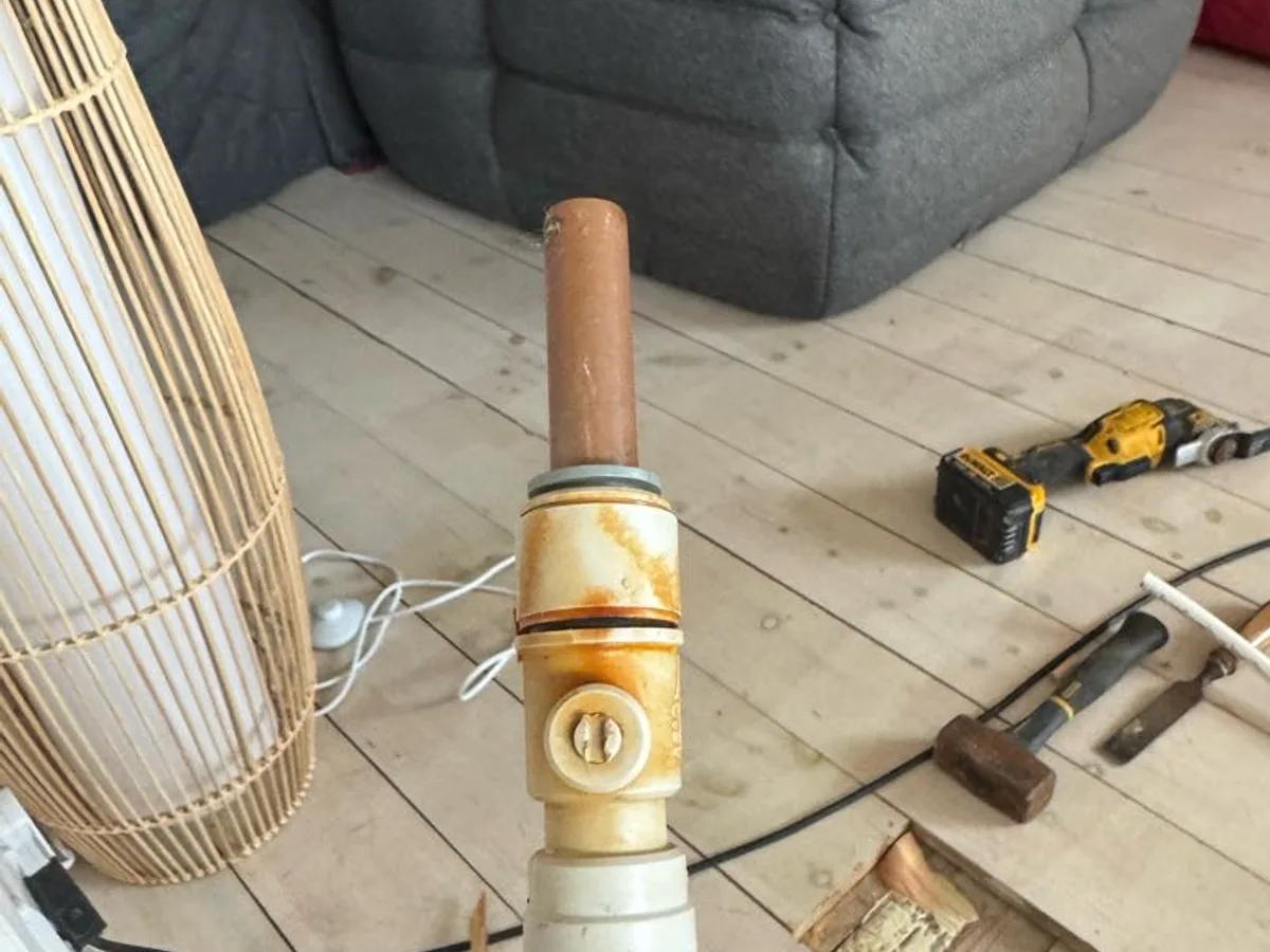 leak identified at fractured push-fit isolation valve removed from beneath floorboards