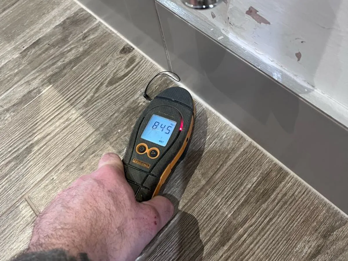 damp meter reading 845 at skirting board level during leak detection survey