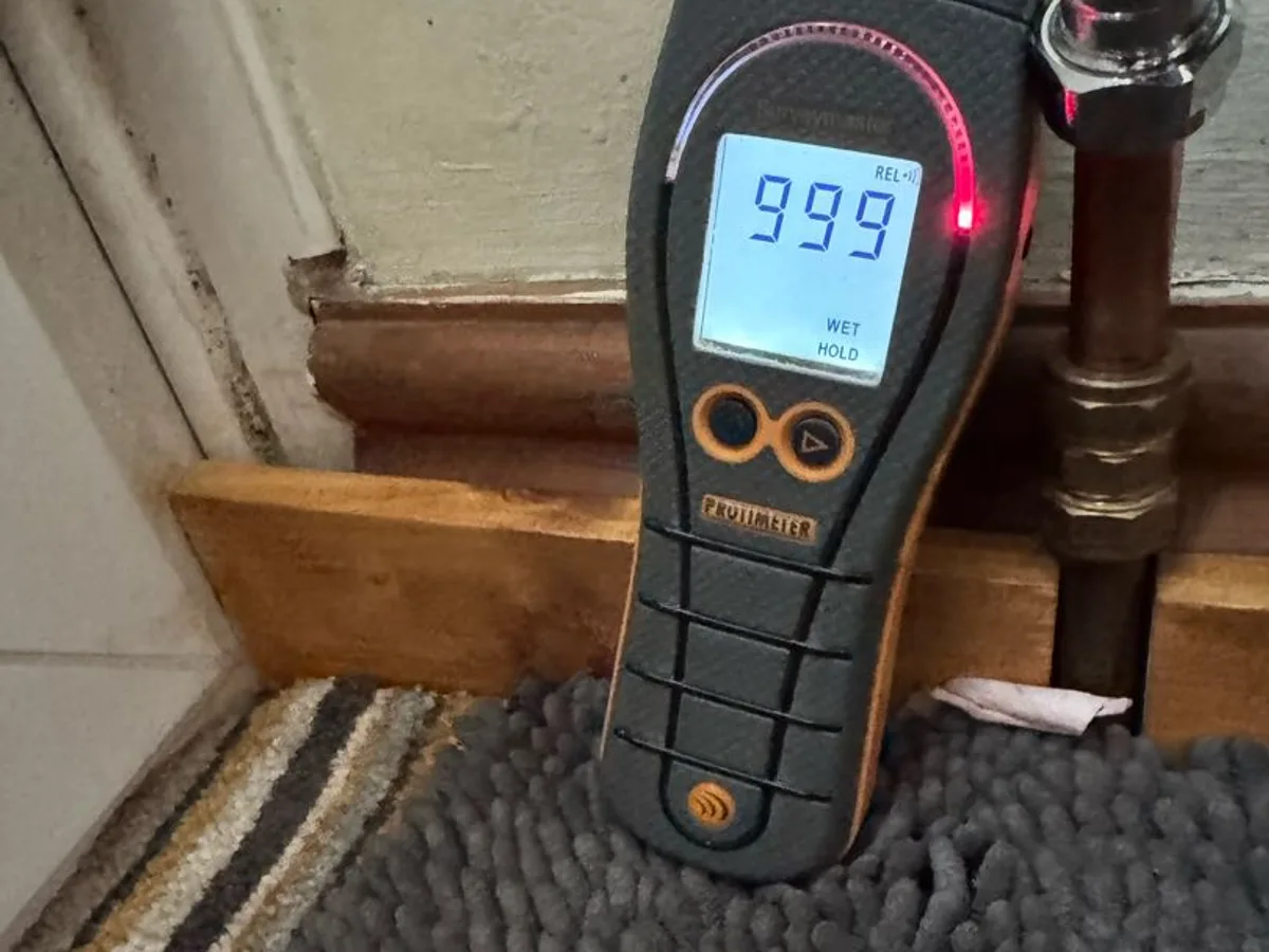 moisture meter reading 999 at skirting board during leak detection survey