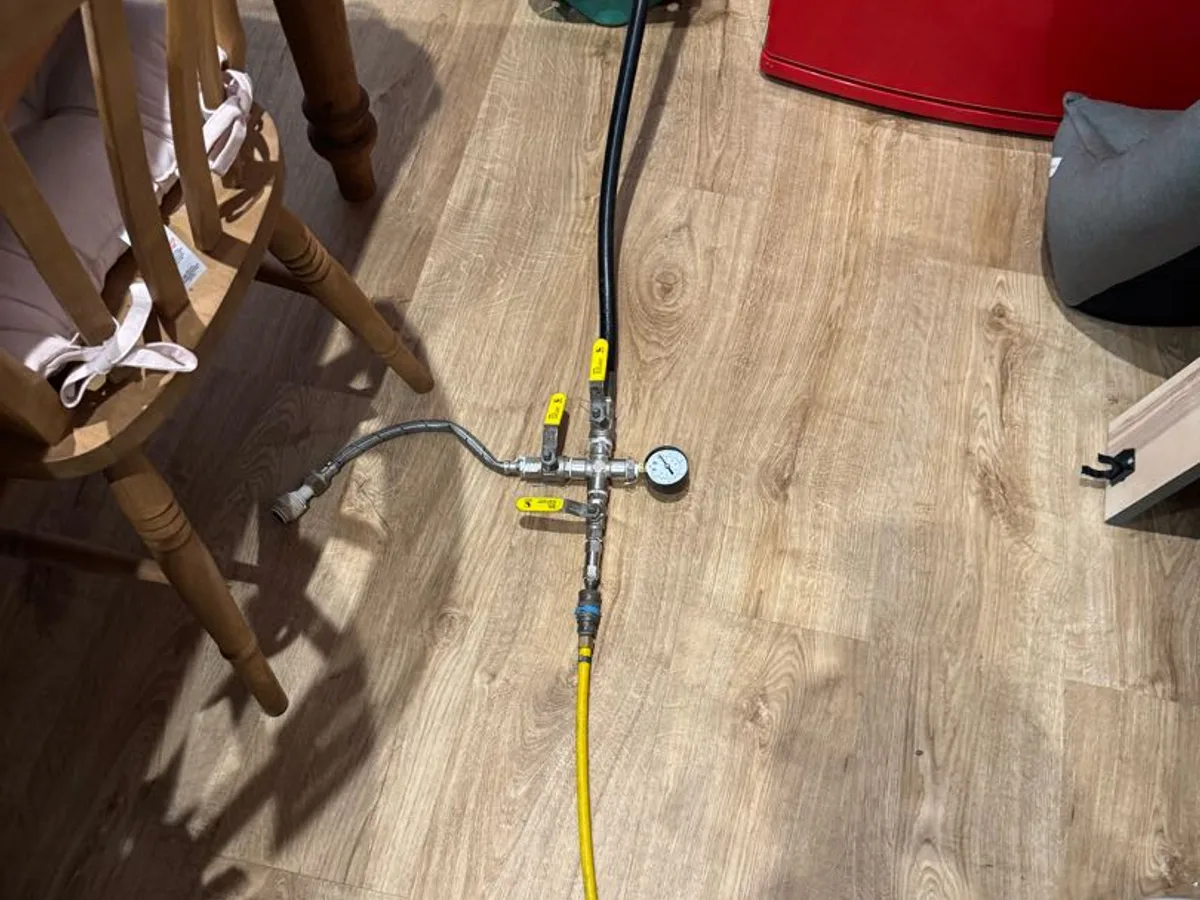 tracer gas injection rig with pressure gauge connected to heating system during leak detection