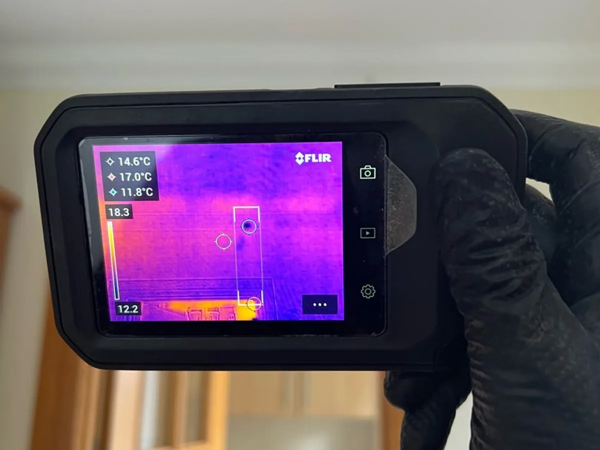 thermal imaging camera screen showing temperature variation on kitchen ceiling during leak detection