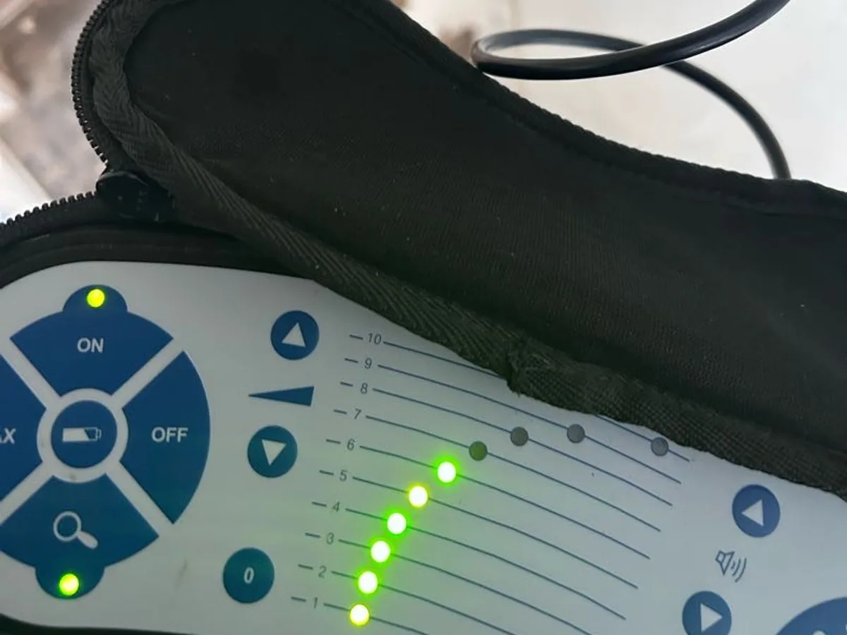 tracer gas detector display showing signal reading during leak detection