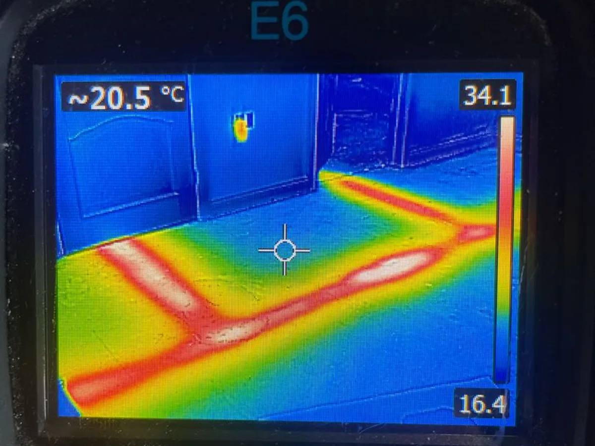 thermal imaging camera screen showing hot pipework routes in floor during leak detection