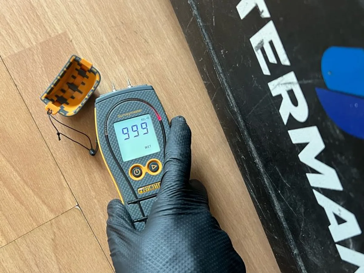 moisture meter reading of 999 on kitchen laminate flooring during leak detection