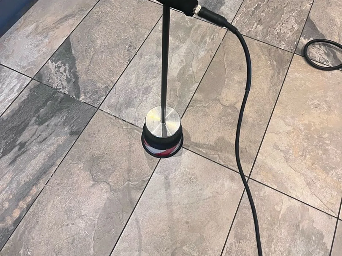 tracer gas detection probe placed on tiled kitchen floor during leak detection survey