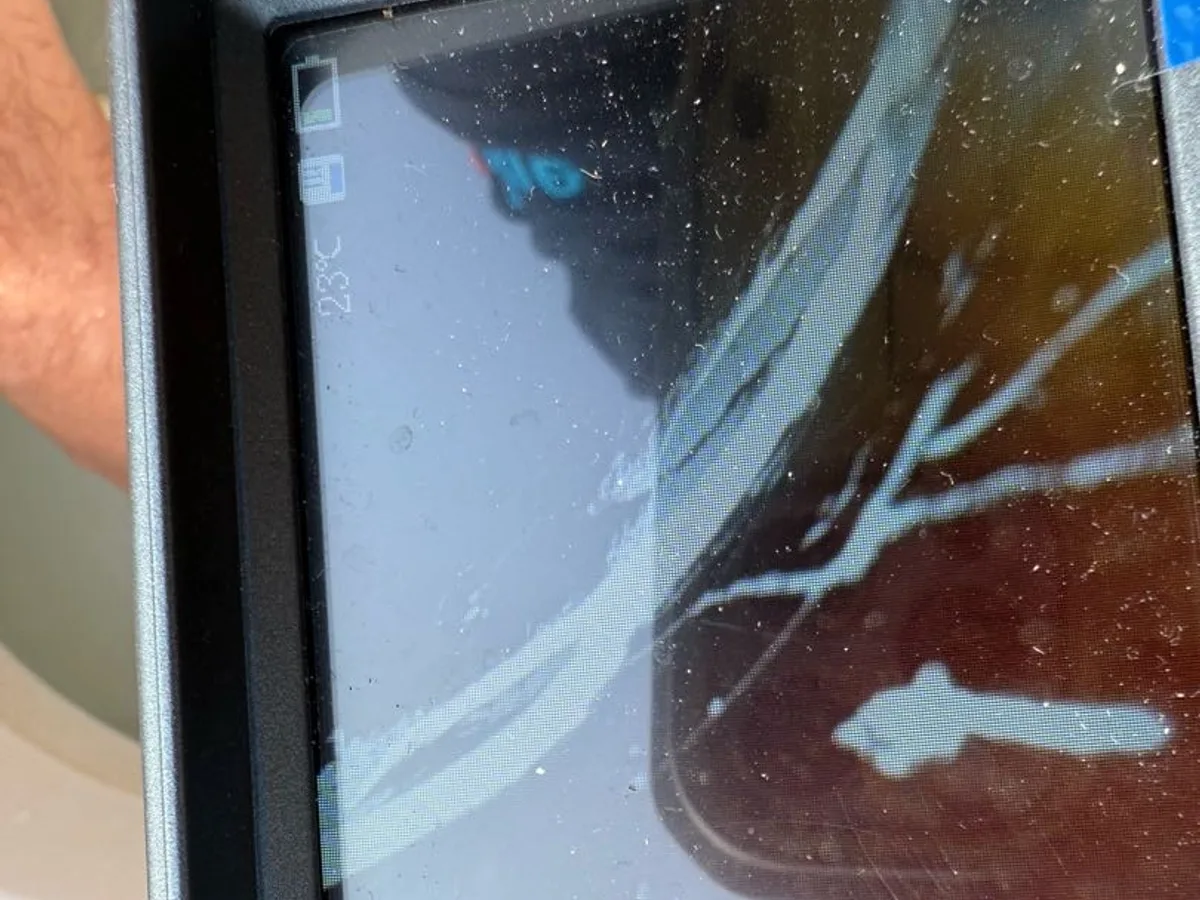 leak detection device screen showing crack region in pool body during leak detection