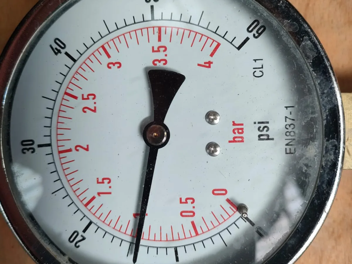 pressure gauge showing pressure drop on skimmer line during leak detection survey