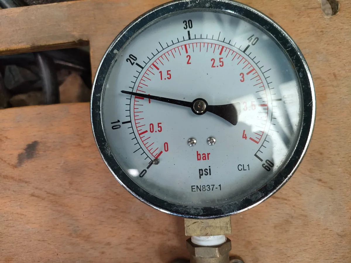 pressure gauge reading approximately 1.0 bar during leak detection of skimmer line