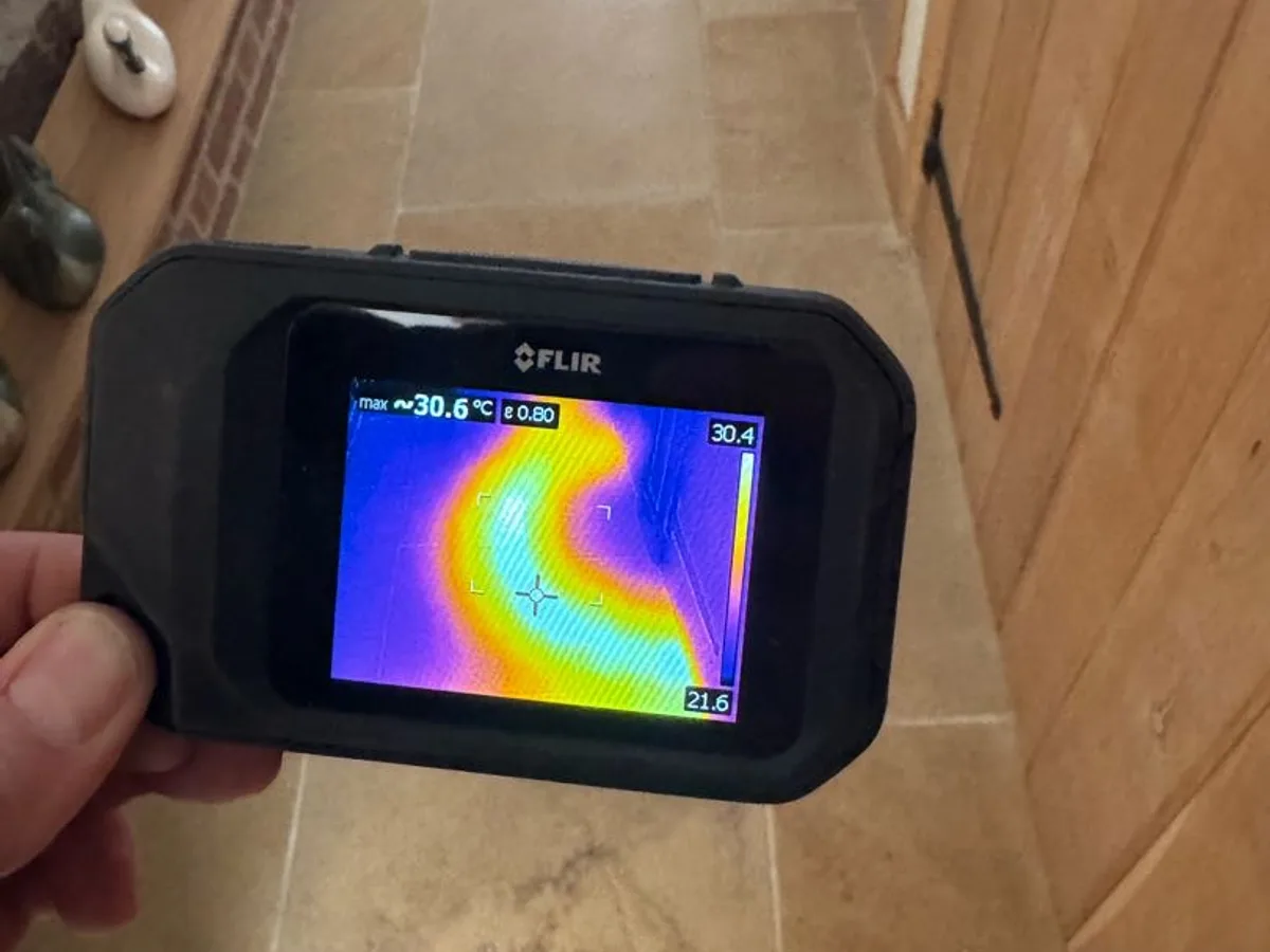 thermal imaging camera screen showing underfloor heating pipe routes during leak detection