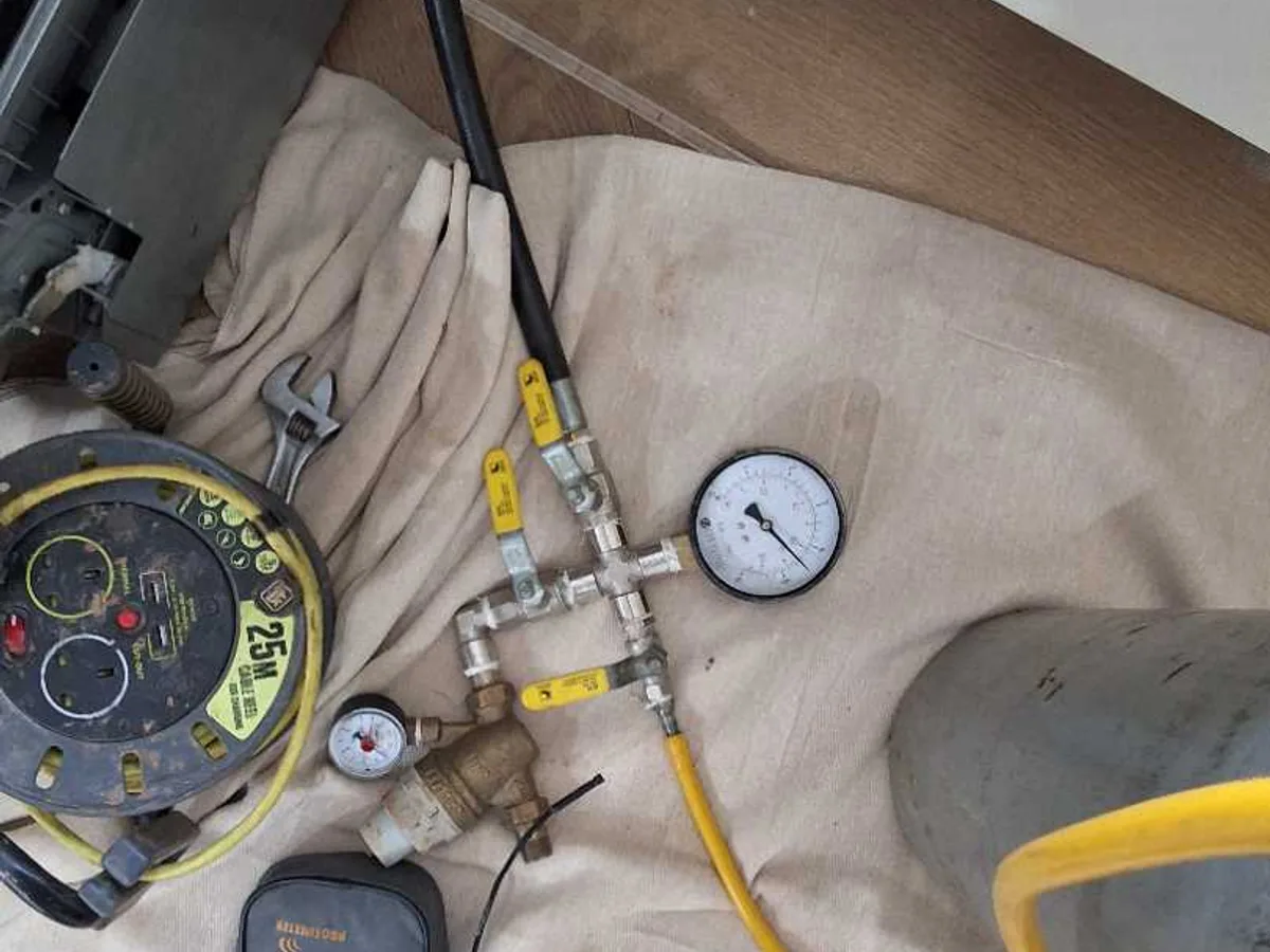 pressure test manifold and gauge connected to cold mains pipework during leak detection