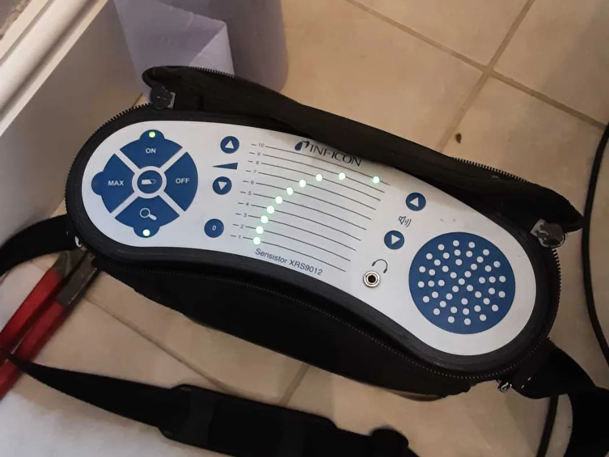 tracer gas detector unit showing high reading at ground floor WC during investigation — during leak detection