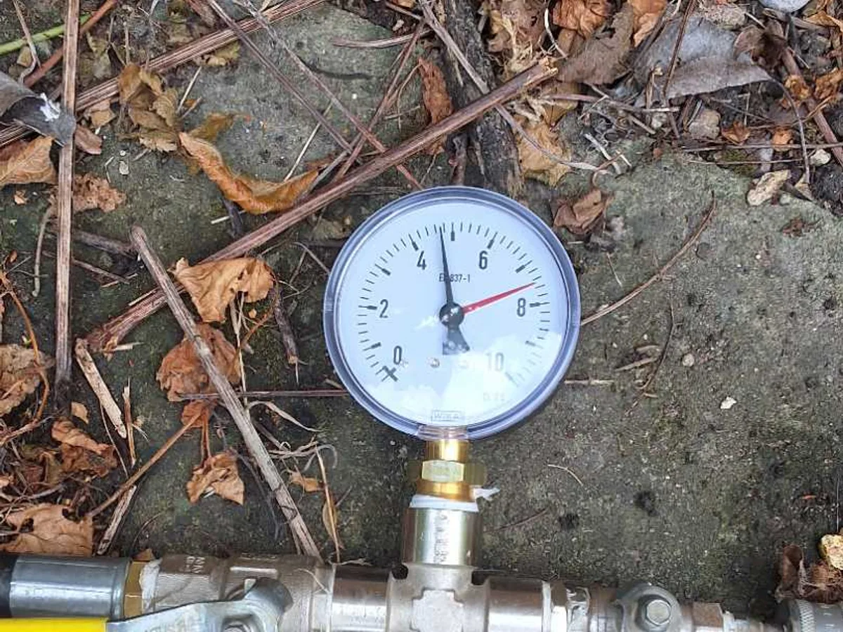 pressure test gauge reading on manifold during leak detection of external cold mains