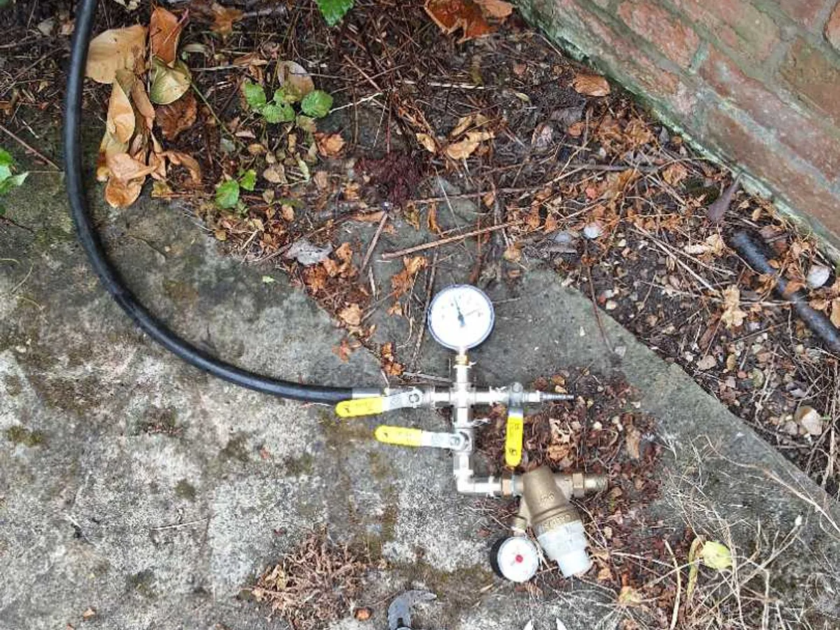 pressure test manifold and gauge connected to external mains during investigation — during leak detection