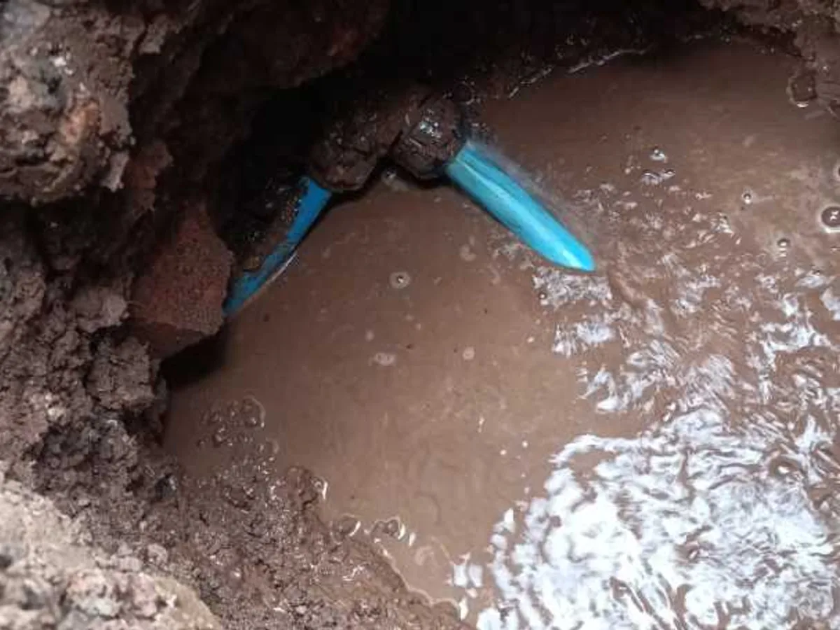 leak found at 25mm MDPE elbow fitting submerged in flooded excavation in alleyway