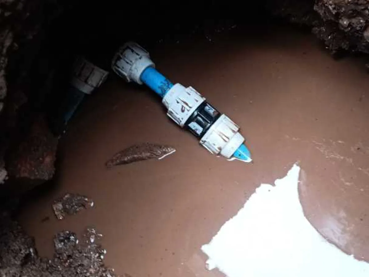 leak located at 25mm MDPE elbow fitting with missing pipe inserts in flooded trench