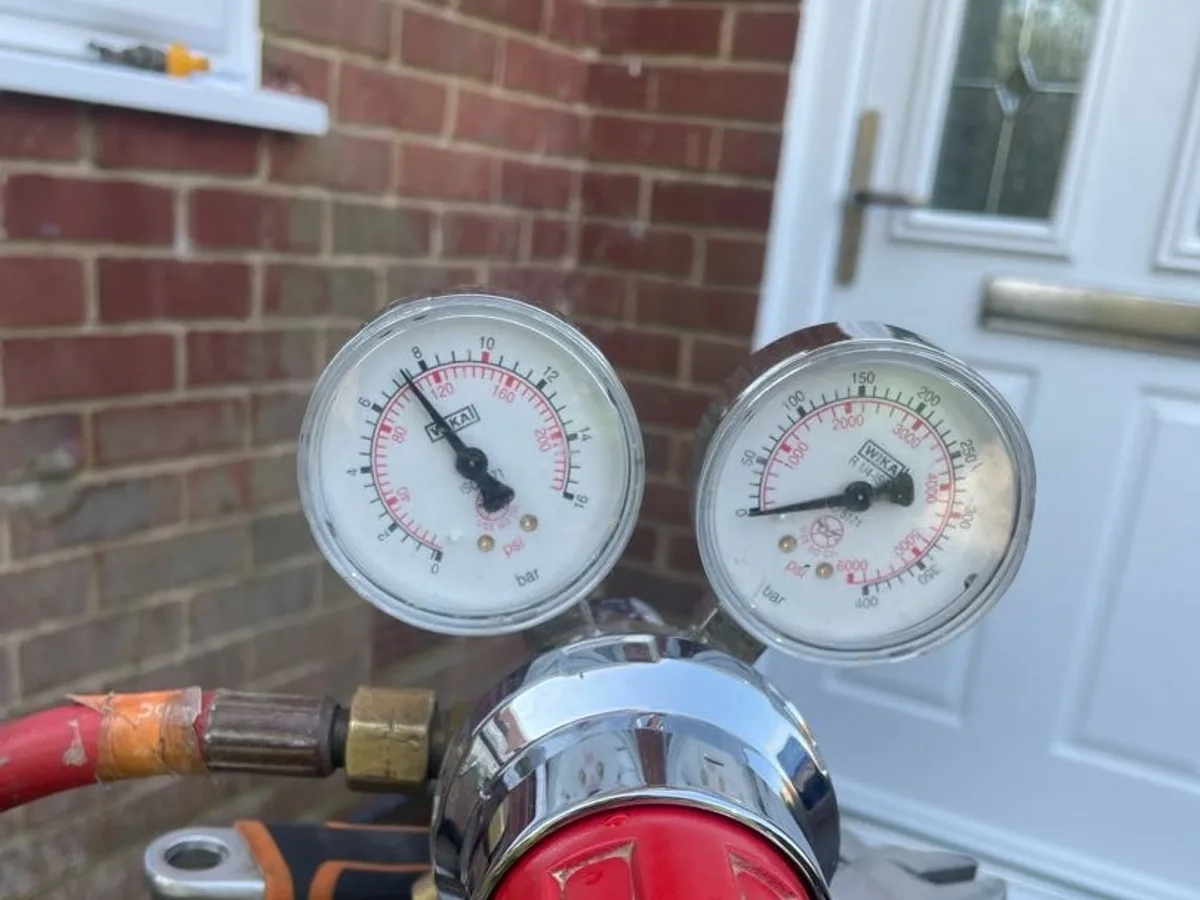 tracer gas regulator gauges showing pressure drop during leak detection survey