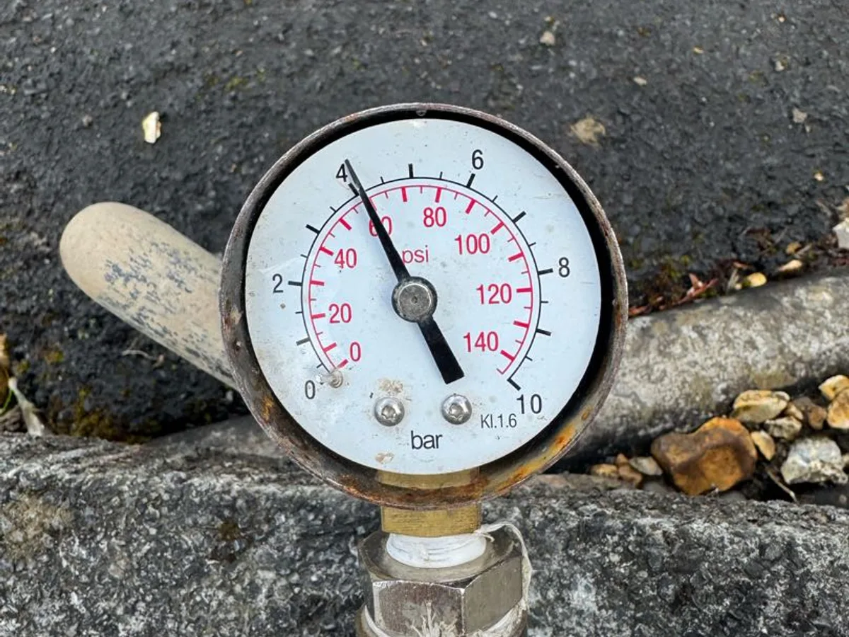 pressure gauge reading at stopcock during tracer gas pressure test in leak detection investigation — during leak detection