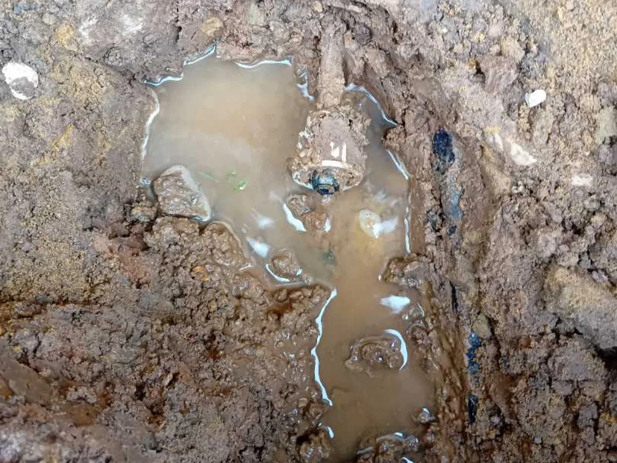 leak found at open-ended mains supply pipe exposed in waterlogged excavation at front of property