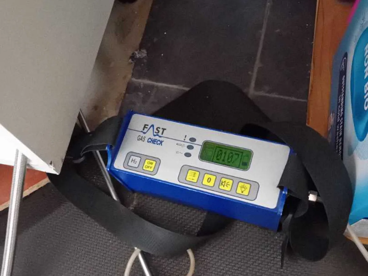 tracer gas detector with elevated reading under kitchen units during leak detection