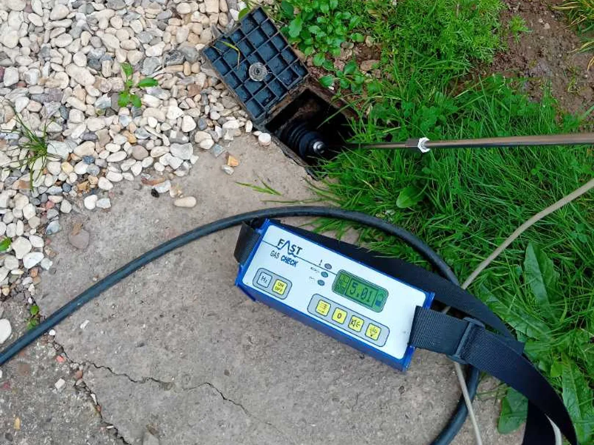 tracer gas detector showing high reading at external stopcock cover during leak detection