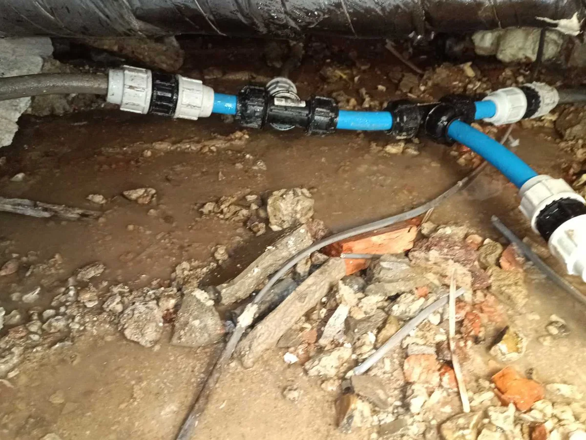 leak located at lead tee junction beneath kitchen floor in waterlogged subfloor void