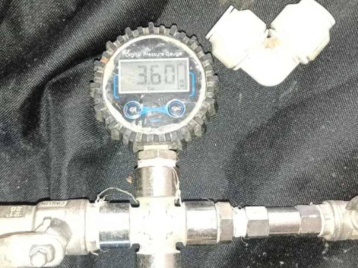 digital pressure gauge reading 3.6 bar on test rig during leak detection investigation