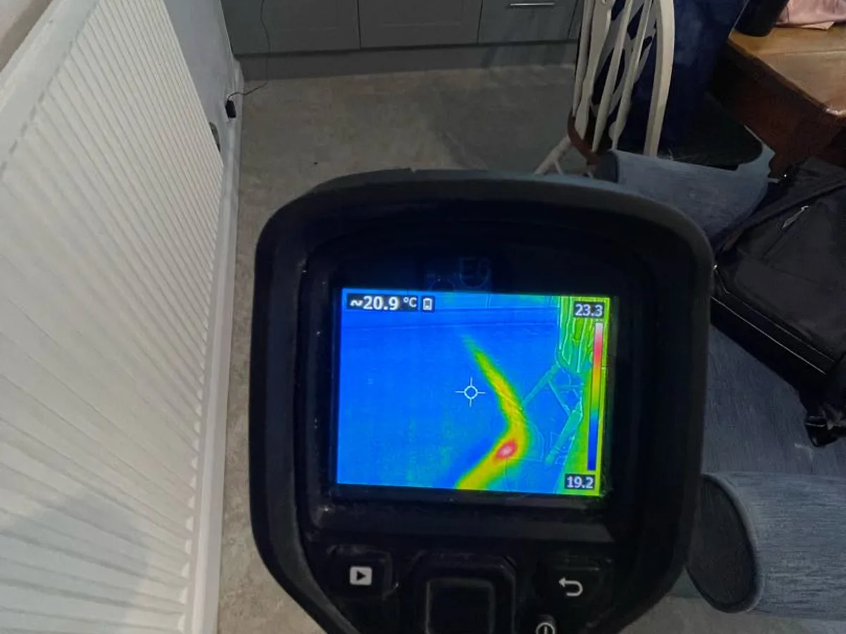 thermal imaging camera screen showing pipe network beneath kitchen floor during leak detection