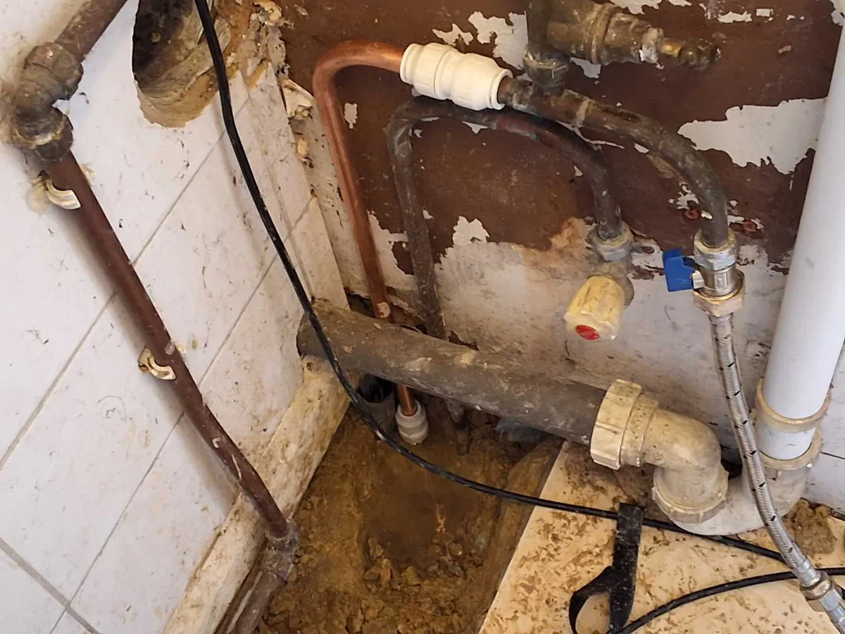 new push-fit couplings installed on repaired pipework in utility room repair completed