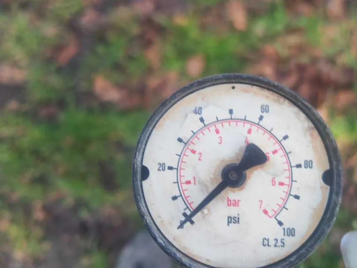 pressure gauge connected to supply showing loss during tracer gas test during leak detection