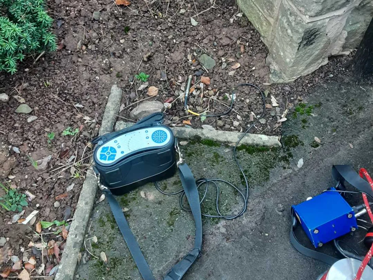 tracer gas detector unit with probe positioned at boundary wall during leak detection