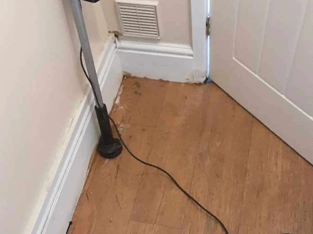 acoustic ground microphone on laminate floor in utility room during leak detection survey