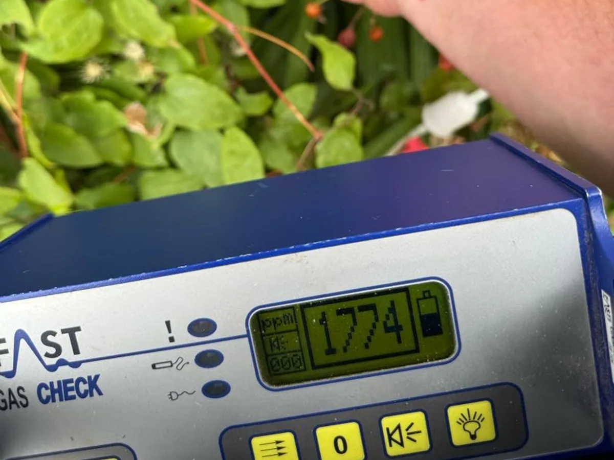 tracer gas detector reading 1774ppm at front garden during leak detection