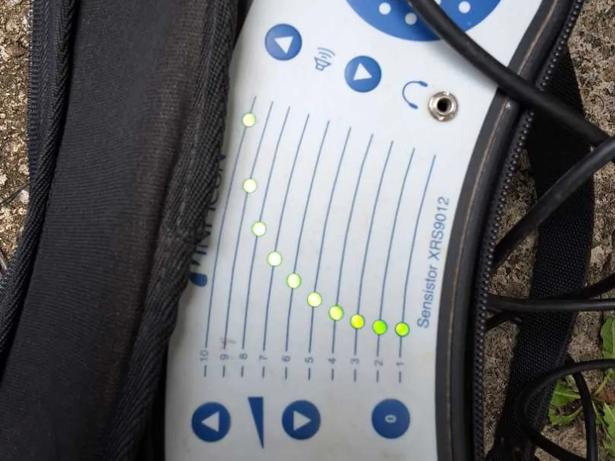tracer gas detector display showing high reading on indicator lights during leak detection