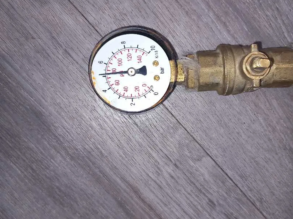pressure gauge reading zero on external mains pipe during leak detection survey