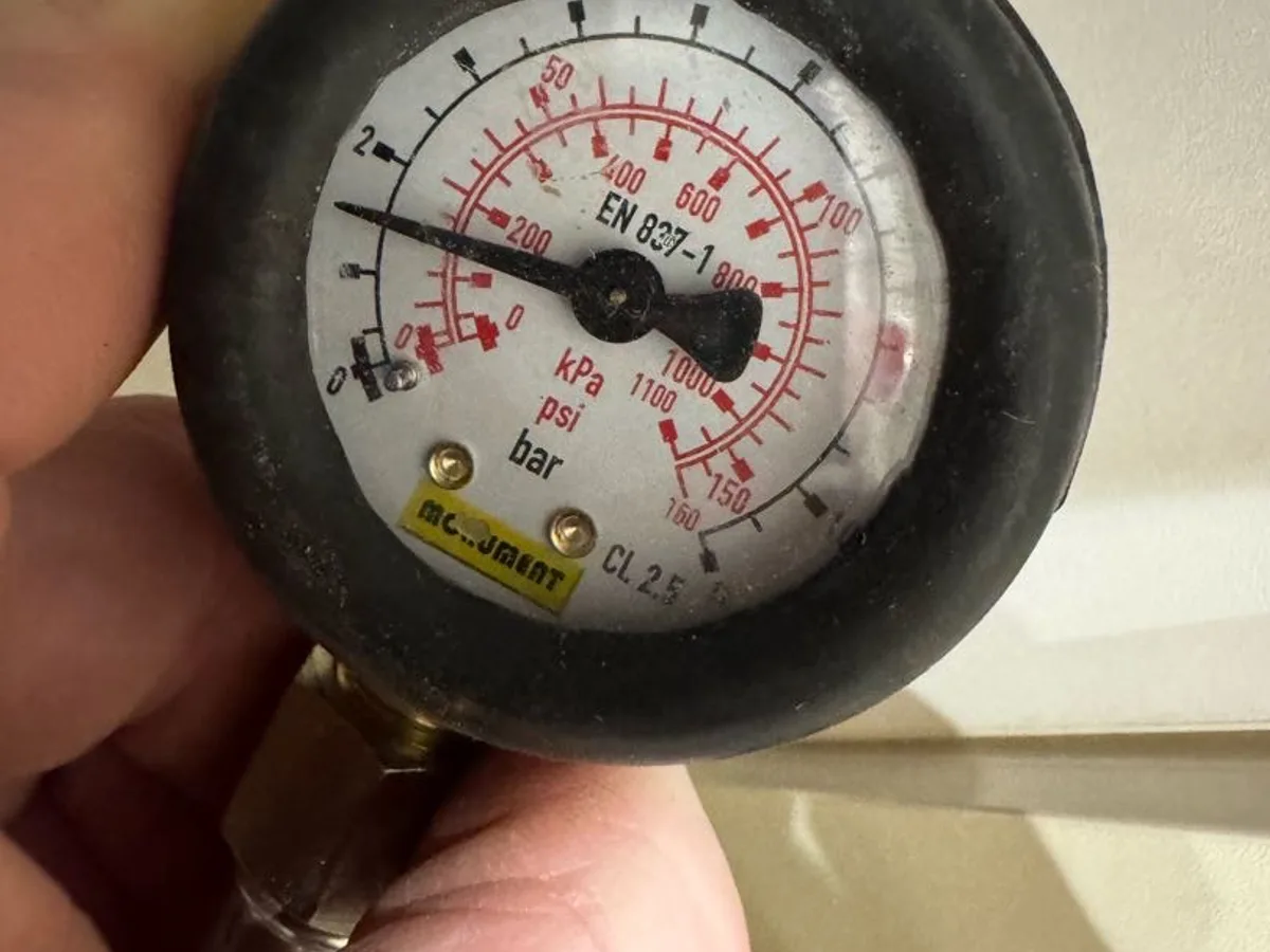 pressure gauge showing pressure drop on incoming mains during leak detection survey