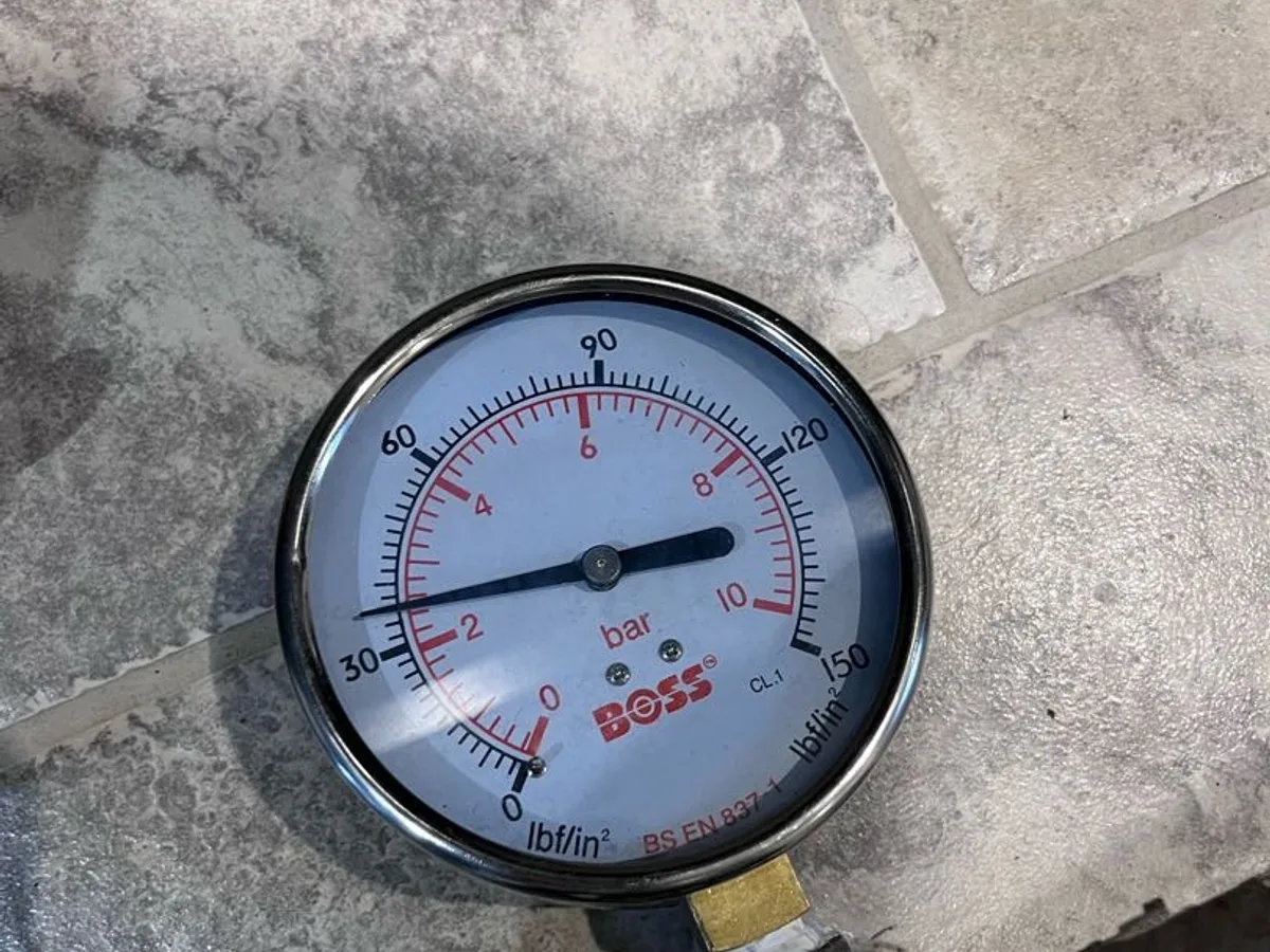 pressure gauge showing air pressure drop during leak detection survey