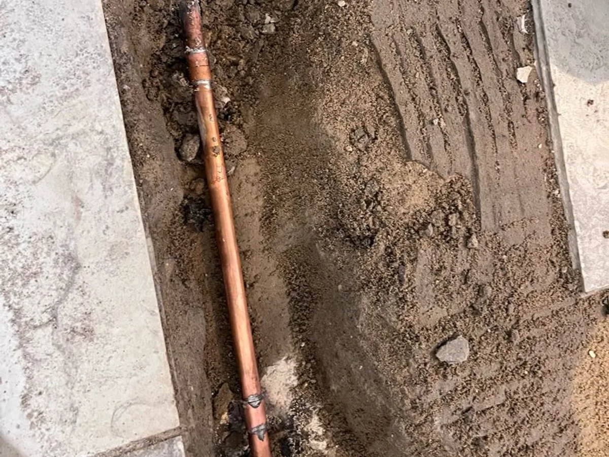 leak located at split 15mm copper pipe exposed beneath kitchen floor screed