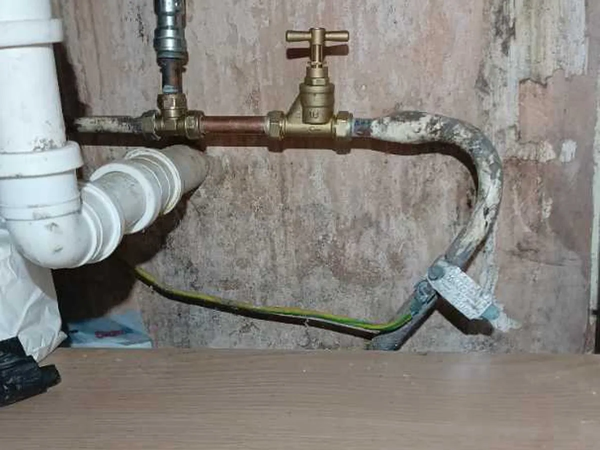 new internal stopcock fitted to copper pipework under kitchen sink as repair completed