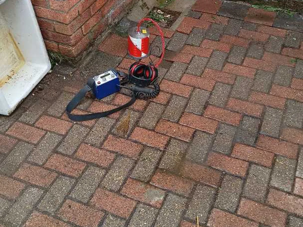 tracer gas cylinder and detector connected to external mains pipework during leak detection