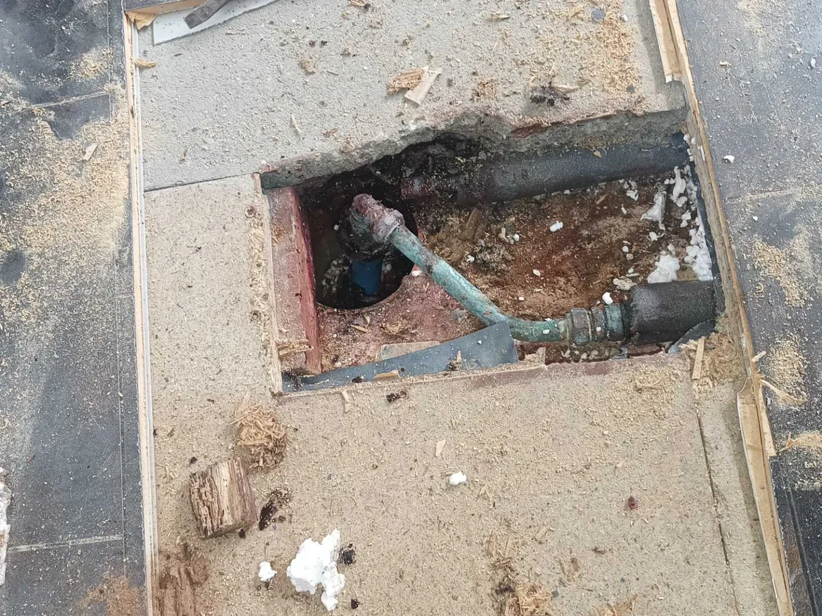 leak located at 25mm MDPE pipe connection beneath kitchen floor in wet soil