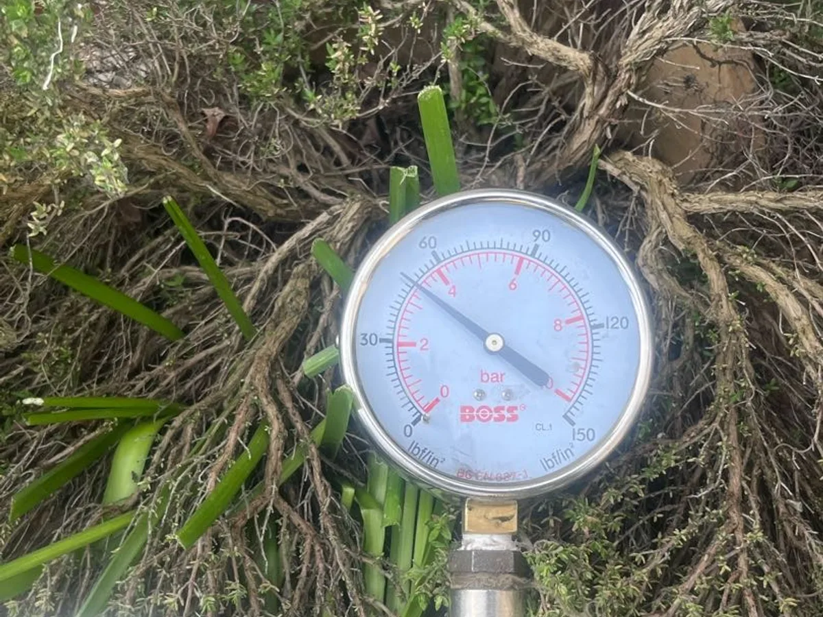 pressure gauge on outside tap rig showing pressure drop during leak detection